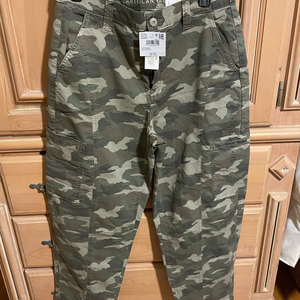 American Eagle  Women's Camo Cargo Pants
Barrel leg 28” inseam fit like an 8